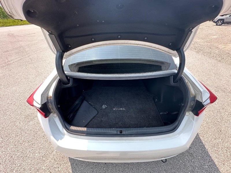 Lexus RC 300 Vehicle Full-screen Gallery Image 19