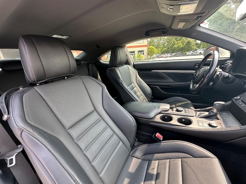 Lexus RC 300 Vehicle Full-screen Gallery Image 20