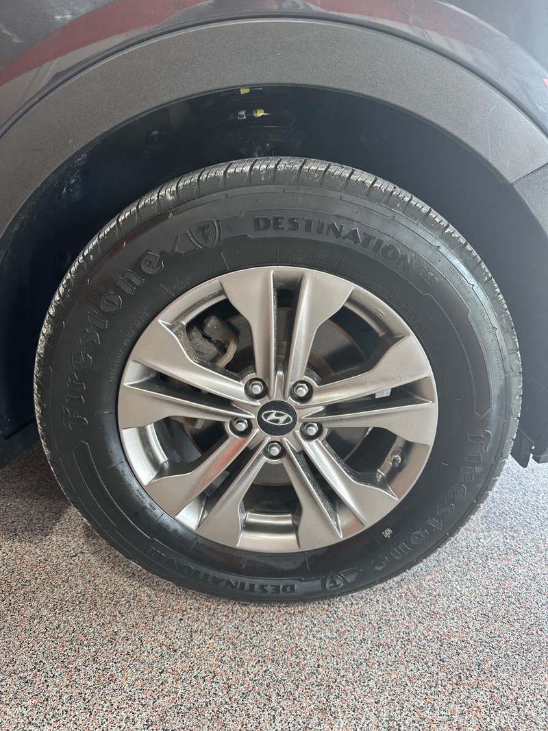 Hyundai Santa Fe Sport Vehicle Full-screen Gallery Image 7