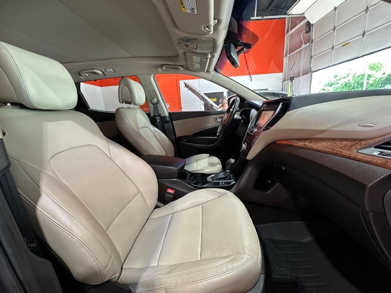 Hyundai Santa Fe Sport Vehicle Full-screen Gallery Image 13