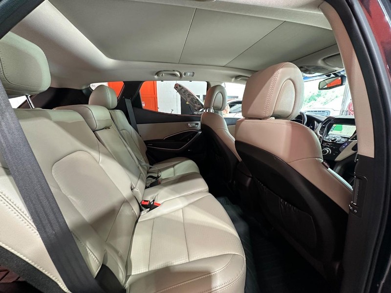 Hyundai Santa Fe Sport Vehicle Full-screen Gallery Image 16