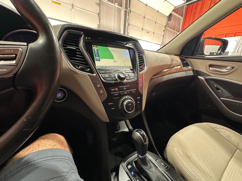 Hyundai Santa Fe Sport Vehicle Full-screen Gallery Image 20