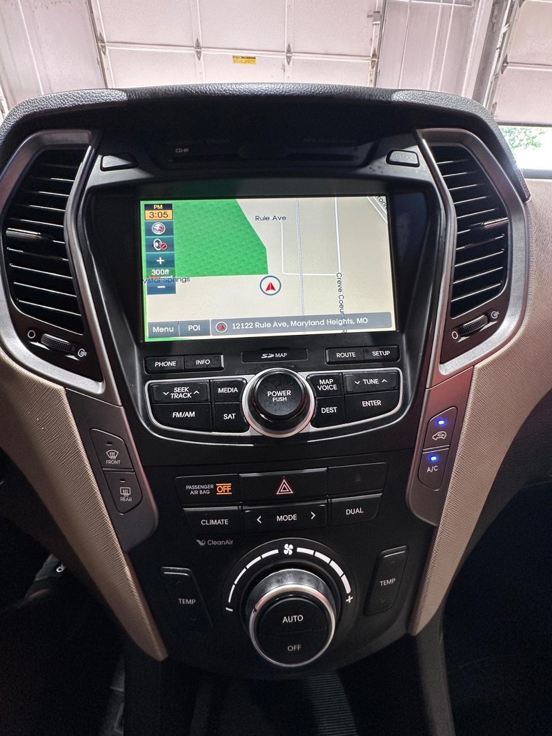 Hyundai Santa Fe Sport Vehicle Full-screen Gallery Image 22