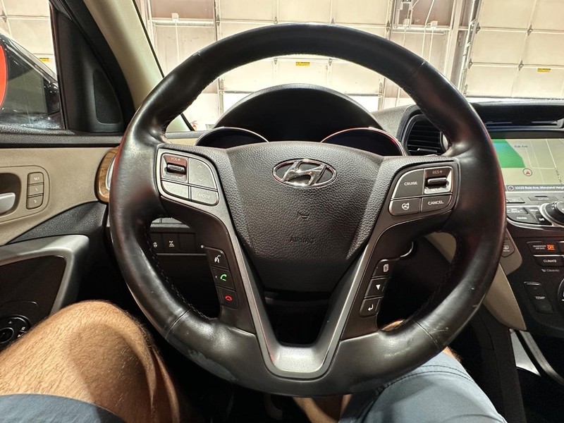 Hyundai Santa Fe Sport Vehicle Full-screen Gallery Image 24