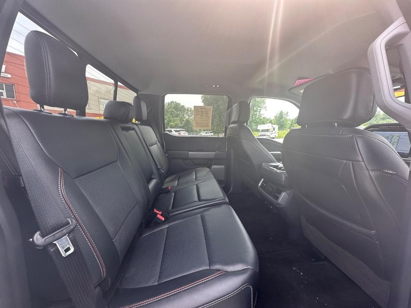 Ford F-150 Vehicle Full-screen Gallery Image 18