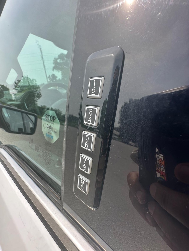 Ford F-150 Vehicle Full-screen Gallery Image 21