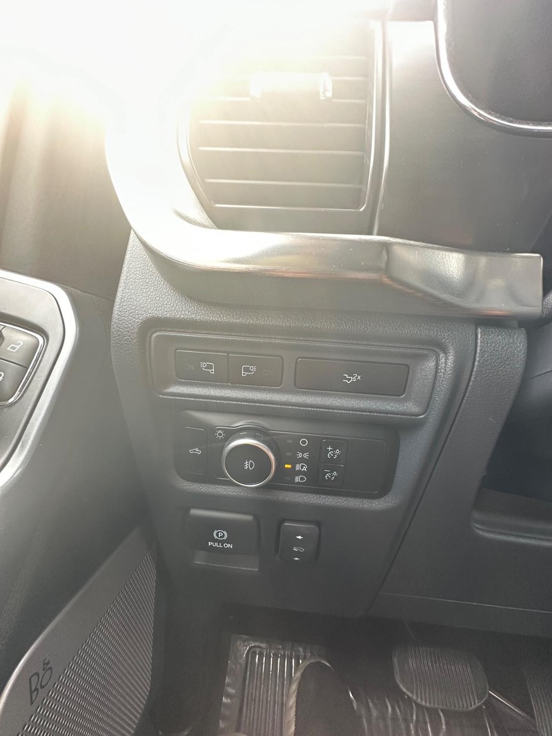 Ford F-150 Vehicle Full-screen Gallery Image 25