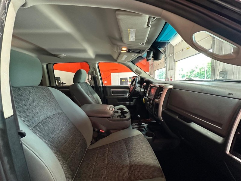 Ram 2500 Vehicle Full-screen Gallery Image 18