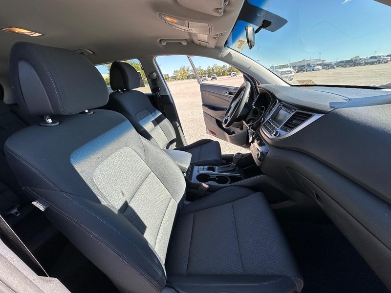 Hyundai Tucson Vehicle Full-screen Gallery Image 12