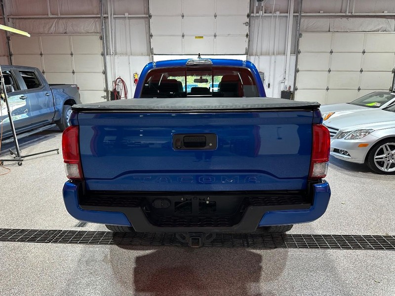 Toyota Tacoma Vehicle Full-screen Gallery Image 2