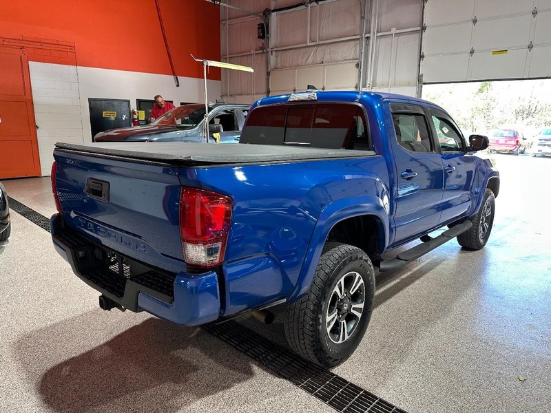 Toyota Tacoma Vehicle Full-screen Gallery Image 3