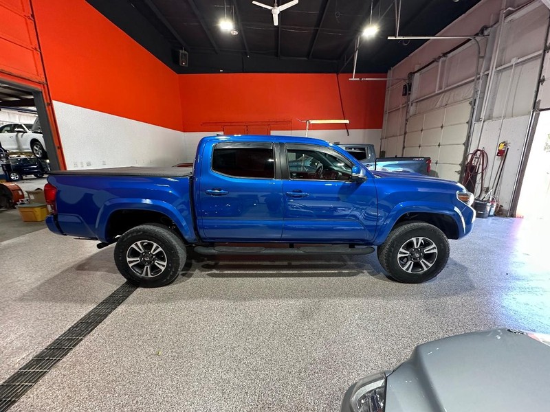 Toyota Tacoma Vehicle Full-screen Gallery Image 4