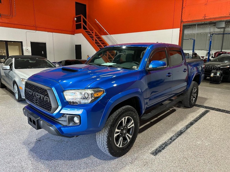 Toyota Tacoma Vehicle Full-screen Gallery Image 5