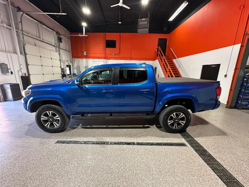 Toyota Tacoma Vehicle Full-screen Gallery Image 6