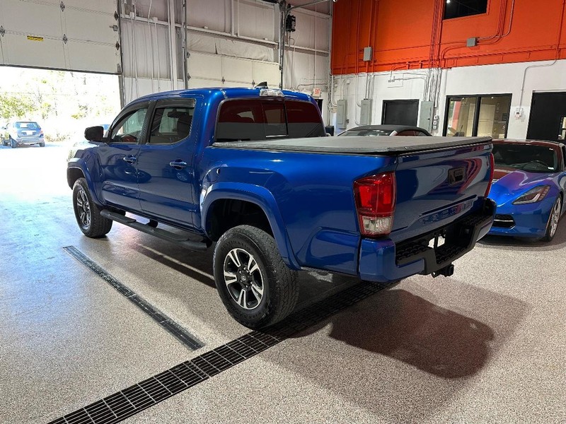 Toyota Tacoma Vehicle Full-screen Gallery Image 7