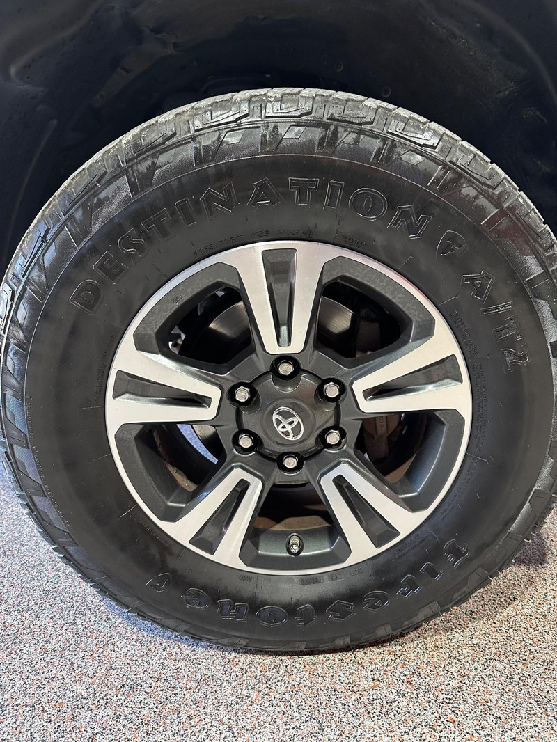 Toyota Tacoma Vehicle Full-screen Gallery Image 8