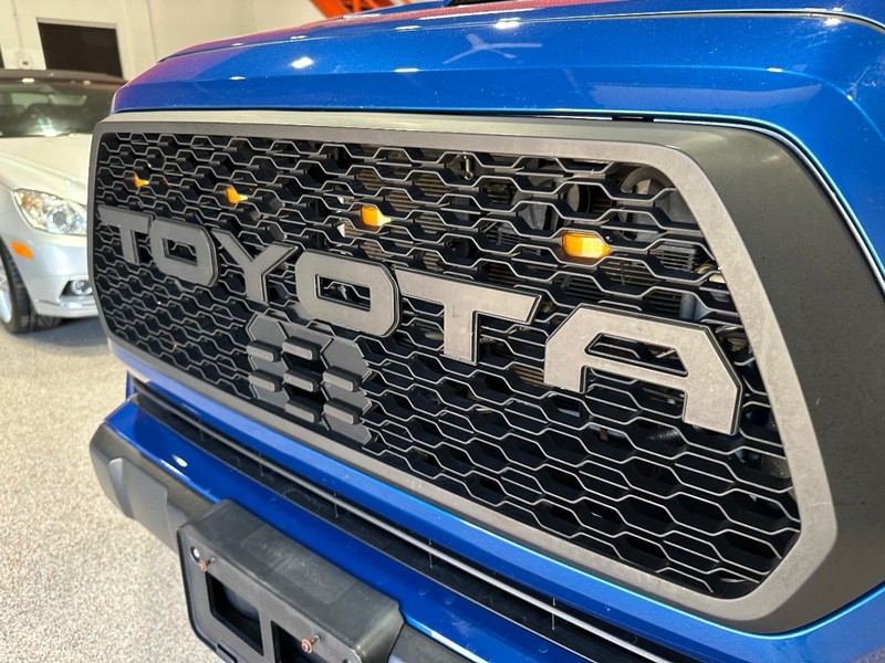 Toyota Tacoma Vehicle Full-screen Gallery Image 9