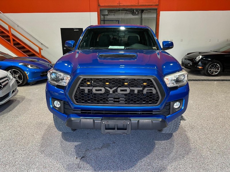 Toyota Tacoma Vehicle Full-screen Gallery Image 10