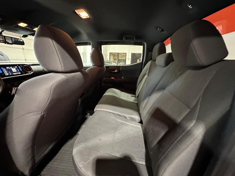 Toyota Tacoma Vehicle Full-screen Gallery Image 11