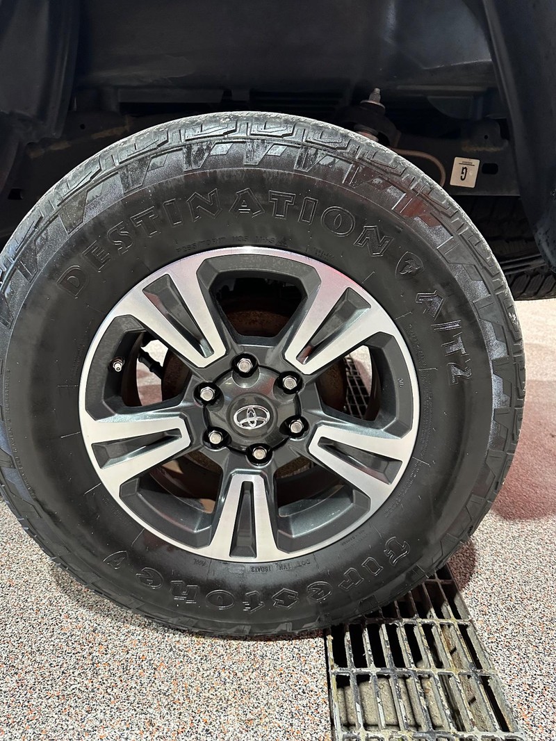 Toyota Tacoma Vehicle Full-screen Gallery Image 13