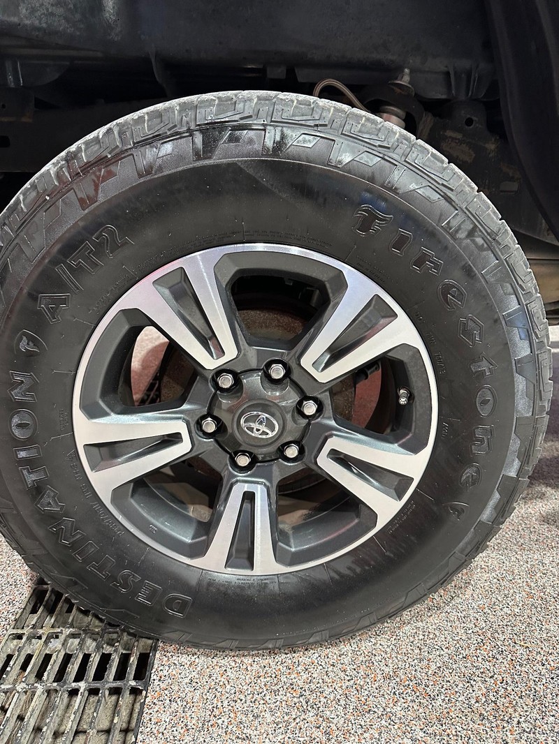 Toyota Tacoma Vehicle Full-screen Gallery Image 14