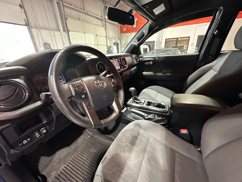 Toyota Tacoma Vehicle Full-screen Gallery Image 15