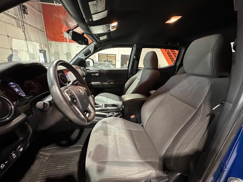 Toyota Tacoma Vehicle Full-screen Gallery Image 16