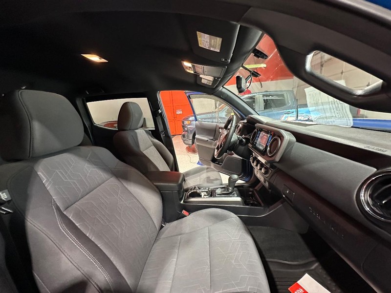 Toyota Tacoma Vehicle Full-screen Gallery Image 17