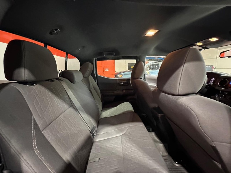 Toyota Tacoma Vehicle Full-screen Gallery Image 18