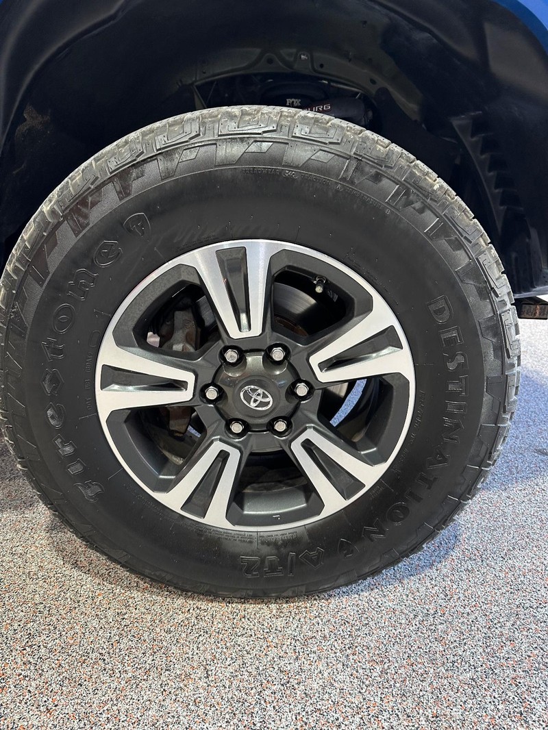 Toyota Tacoma Vehicle Full-screen Gallery Image 19