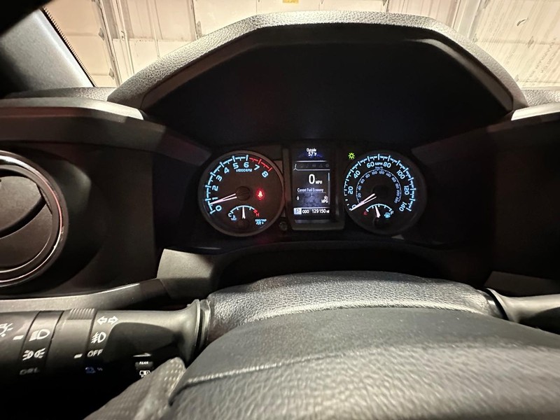 Toyota Tacoma Vehicle Full-screen Gallery Image 20