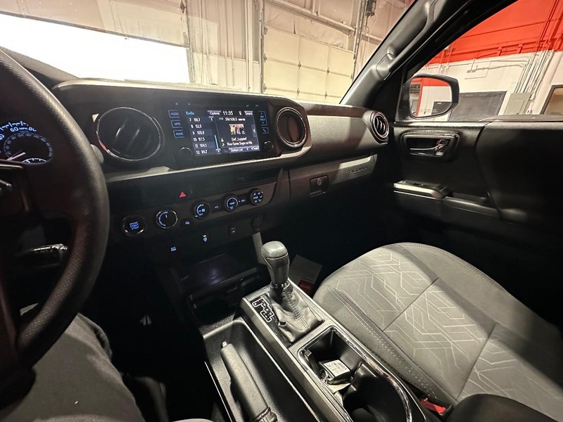 Toyota Tacoma Vehicle Full-screen Gallery Image 21