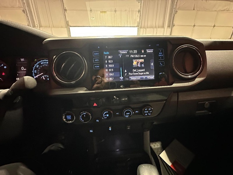 Toyota Tacoma Vehicle Full-screen Gallery Image 22