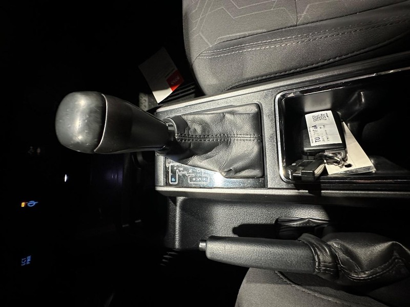 Toyota Tacoma Vehicle Full-screen Gallery Image 23