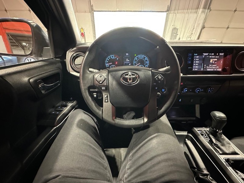 Toyota Tacoma Vehicle Full-screen Gallery Image 24