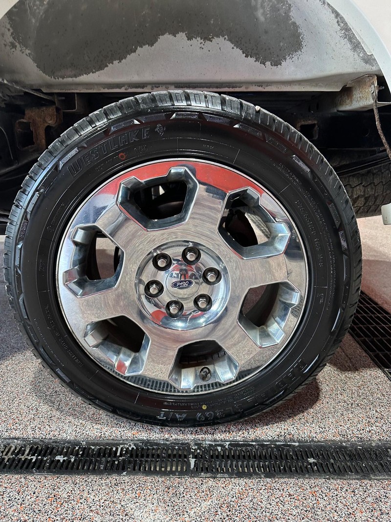 Ford F-150 Vehicle Full-screen Gallery Image 8