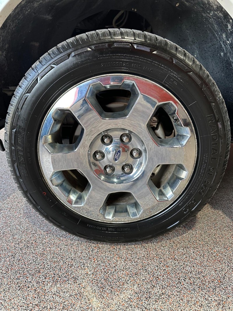 Ford F-150 Vehicle Full-screen Gallery Image 9