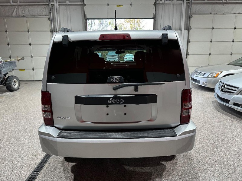 Jeep Liberty Vehicle Full-screen Gallery Image 2