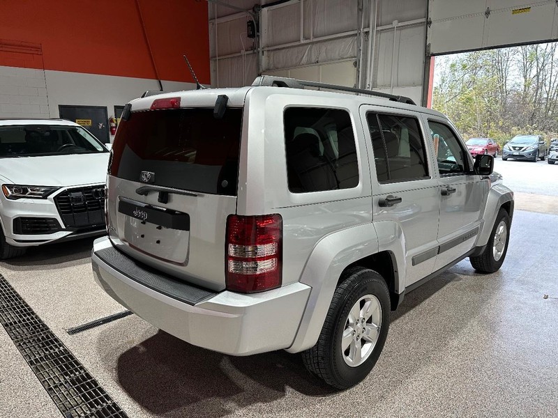 Jeep Liberty Vehicle Full-screen Gallery Image 3