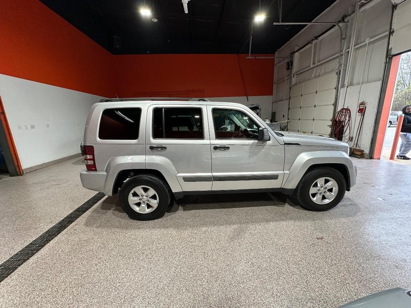 Jeep Liberty Vehicle Full-screen Gallery Image 4