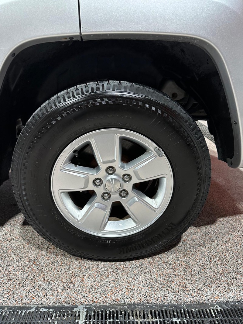 Jeep Liberty Vehicle Full-screen Gallery Image 8