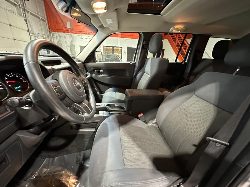 Jeep Liberty Vehicle Full-screen Gallery Image 12
