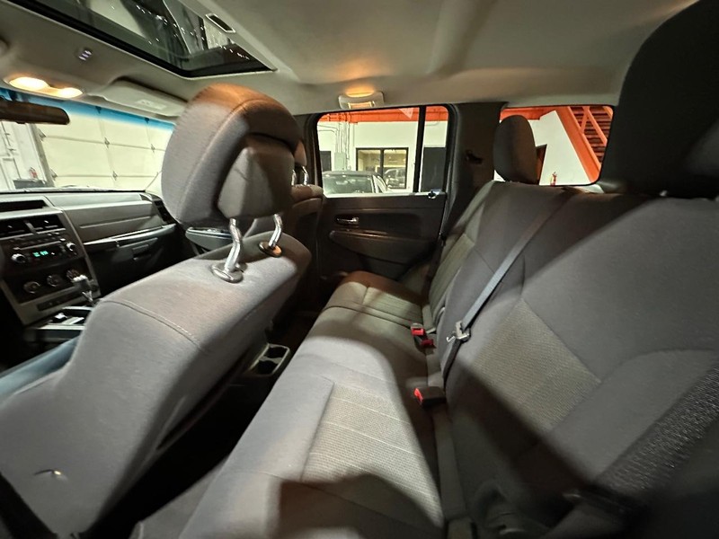 Jeep Liberty Vehicle Full-screen Gallery Image 13