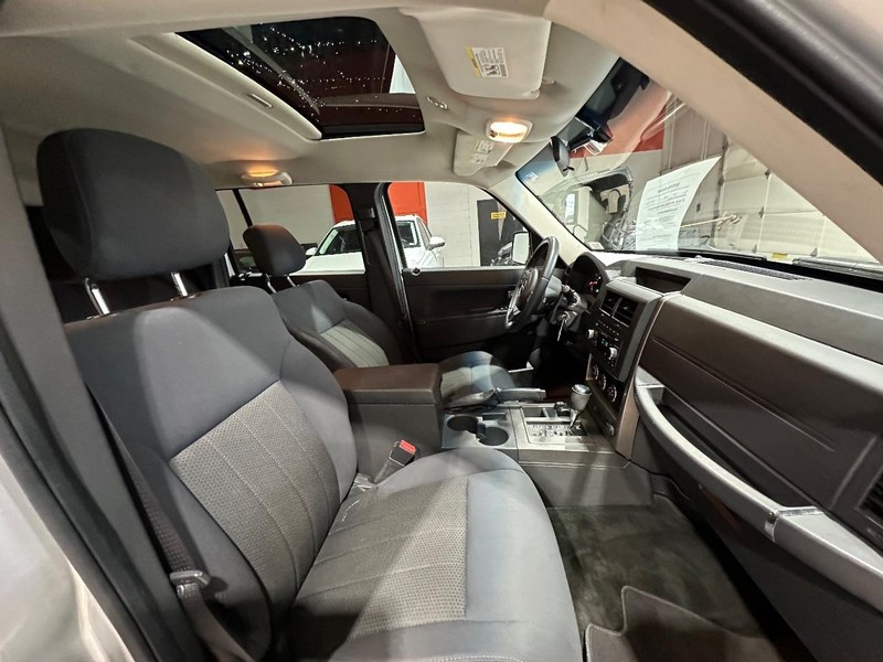 Jeep Liberty Vehicle Full-screen Gallery Image 14