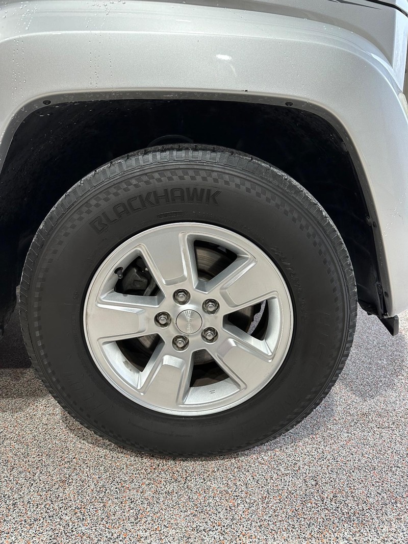 Jeep Liberty Vehicle Full-screen Gallery Image 15