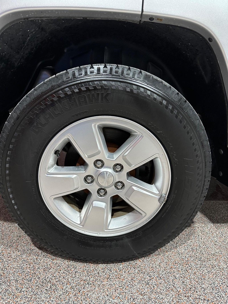 Jeep Liberty Vehicle Full-screen Gallery Image 16