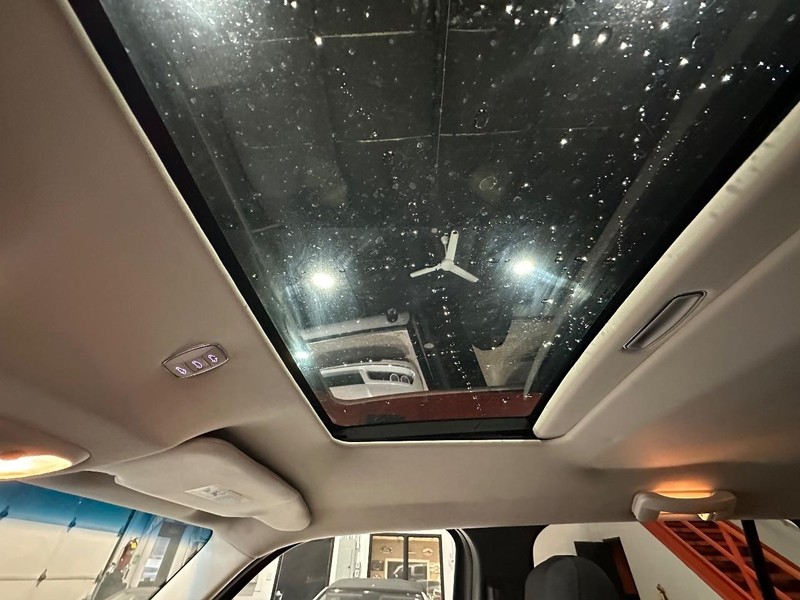 Jeep Liberty Vehicle Full-screen Gallery Image 17