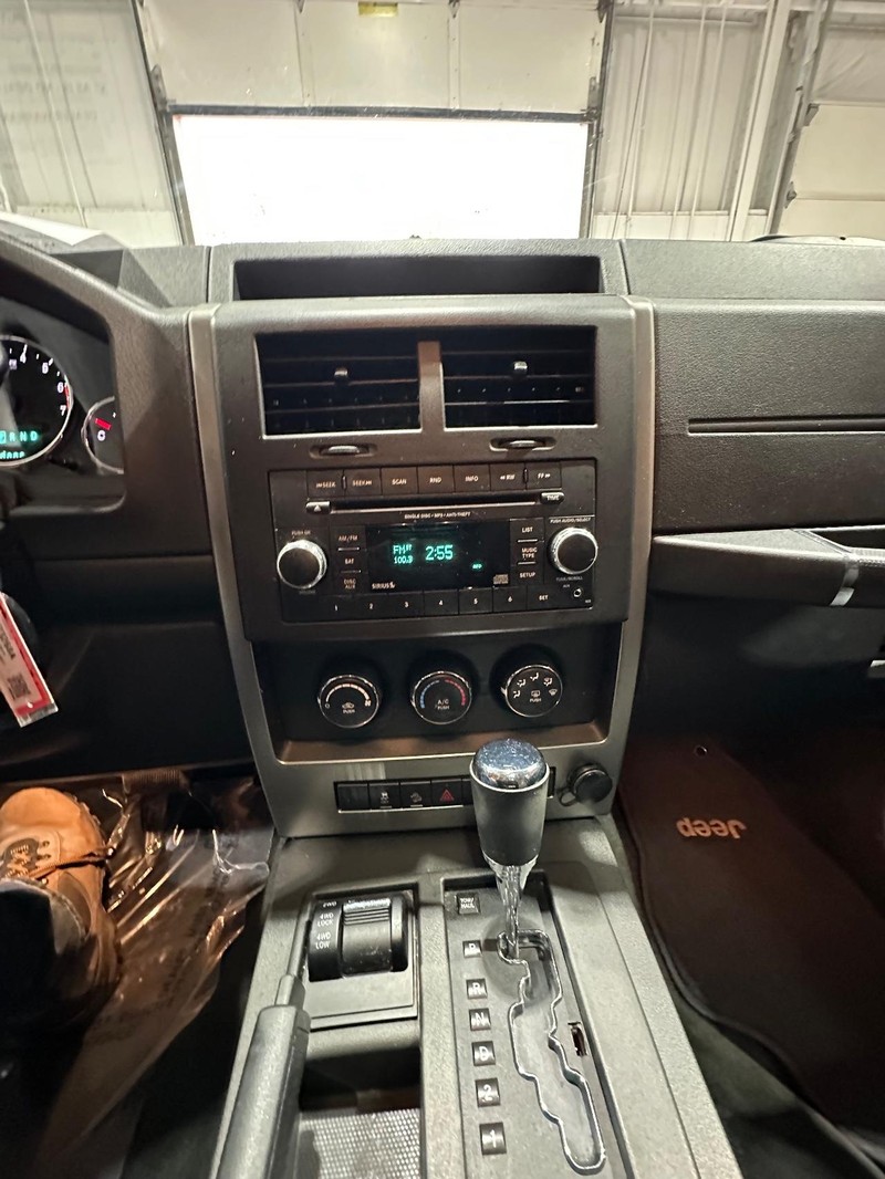 Jeep Liberty Vehicle Full-screen Gallery Image 18