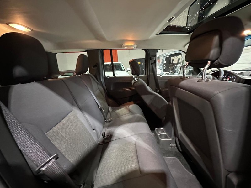 Jeep Liberty Vehicle Full-screen Gallery Image 19