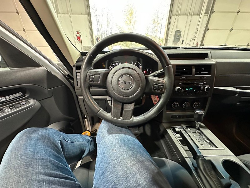 Jeep Liberty Vehicle Full-screen Gallery Image 20